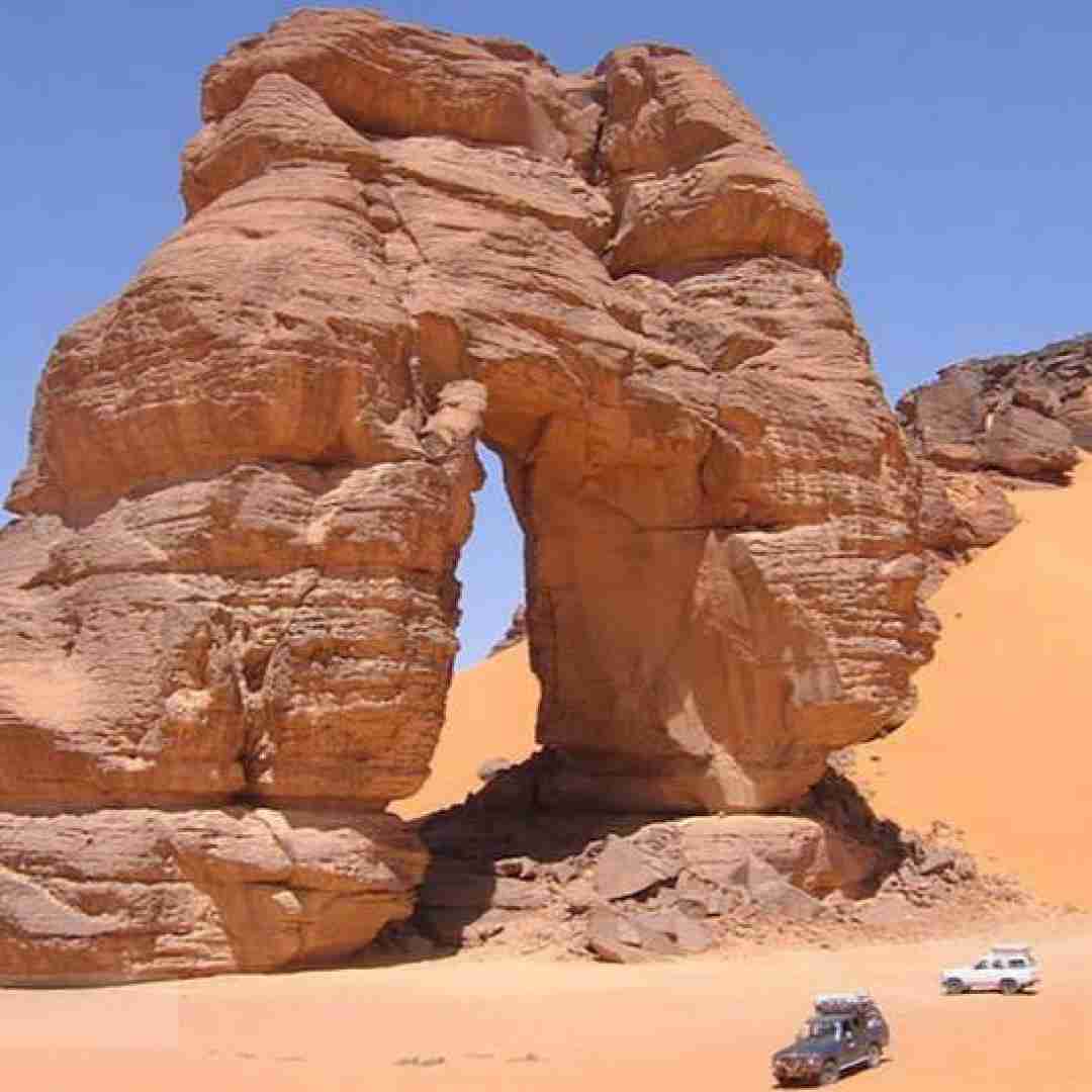  عشق آدمو کور میکنه به هرچی مجبور میکنه