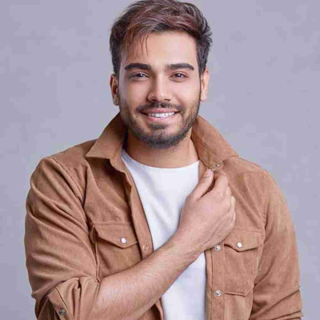 سینا درخشنده بارون بارونه روی گونه های تو چه قشنگه