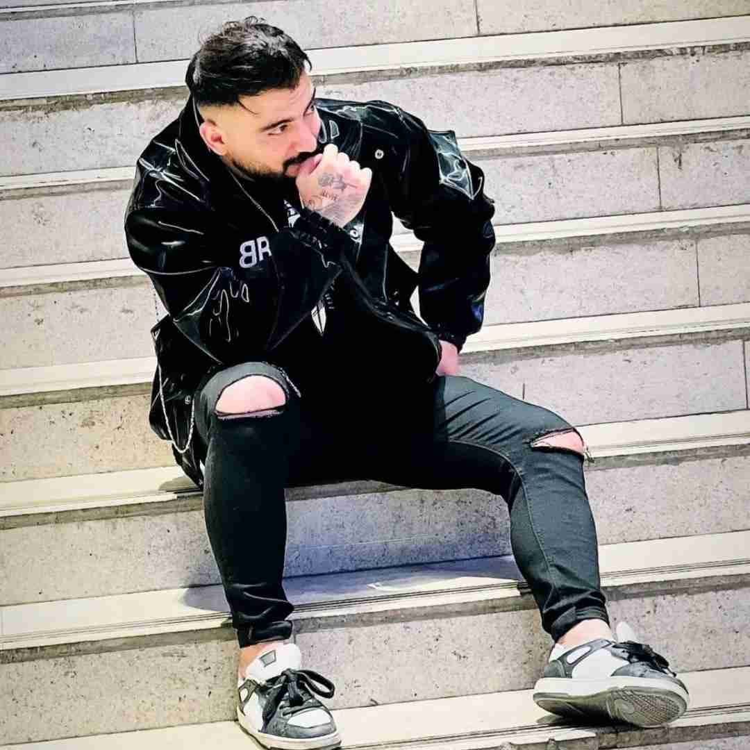 رامین تجنگی عکس گل چسبوندم به دیوار اتاقم
