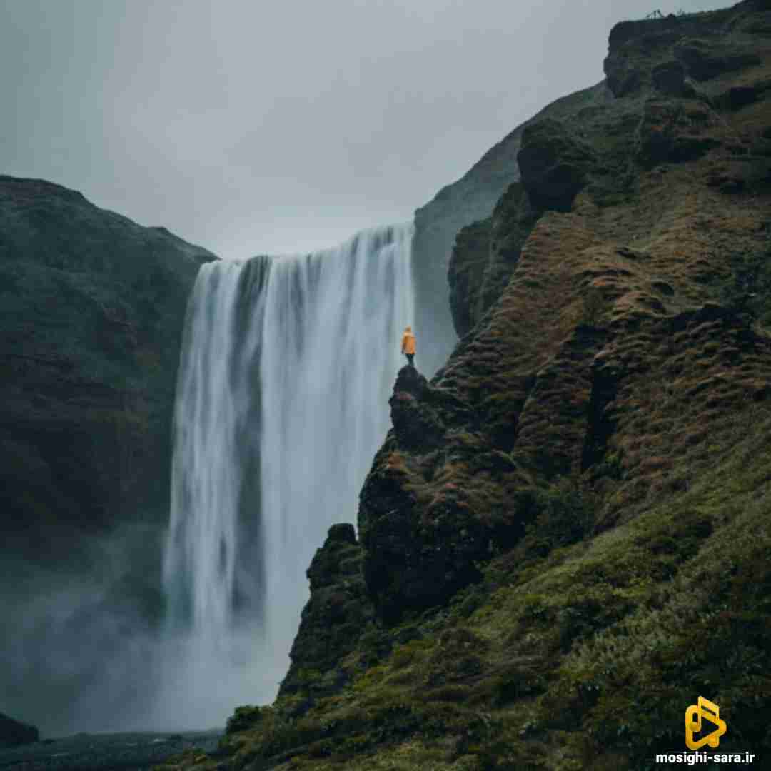  ولی در اومده برگای پاییز تو زرد می‌گشتیم انبار کاه