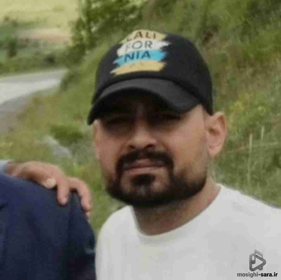 روح الله کرمی یکی با یارش خوشه براش هی رنگی میپوشه